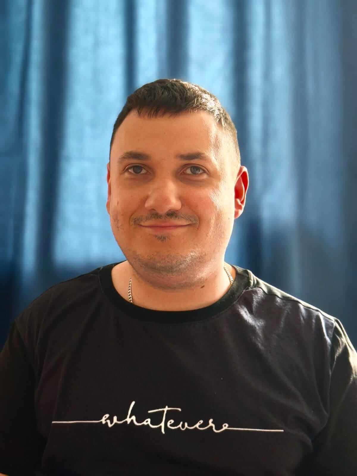 Arkadiusz Madera, autor strony maderka.pl – portret mężczyzny z krótkimi włosami i lekkim uśmiechem